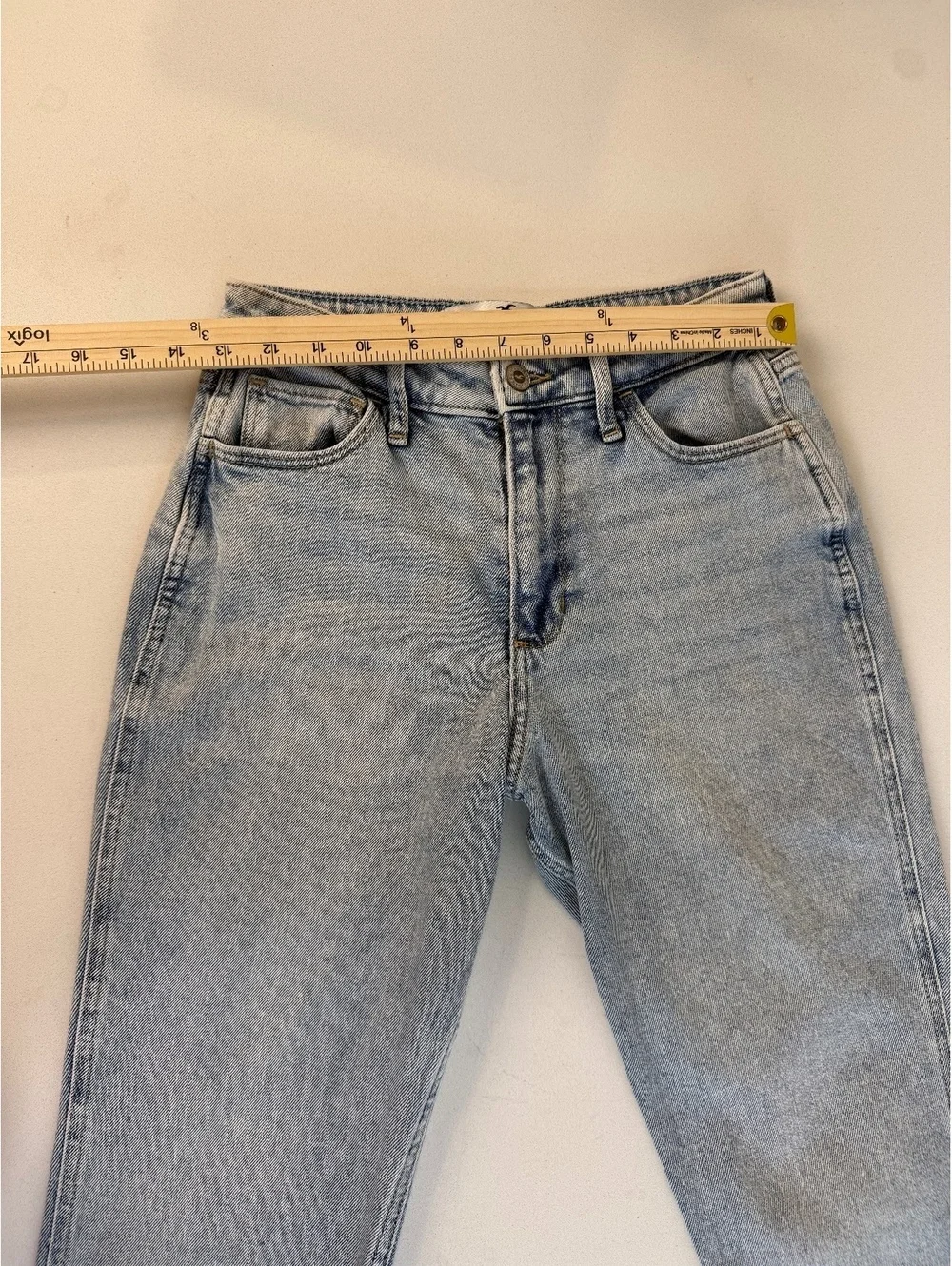 Hollister Curvy High-Rise Mom Jeans Light Wash Size 3S W26 L25